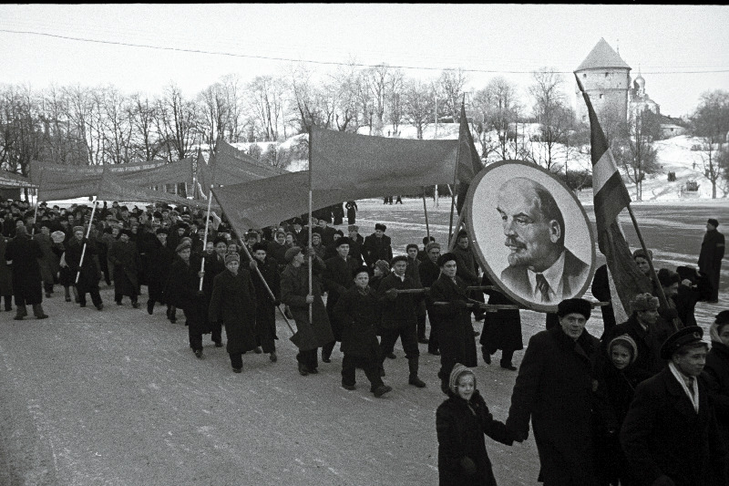 Töötajate demonstratsioon Tallinnas seoses Oktoobrirevolutsiooni 39. aastapäevaga.