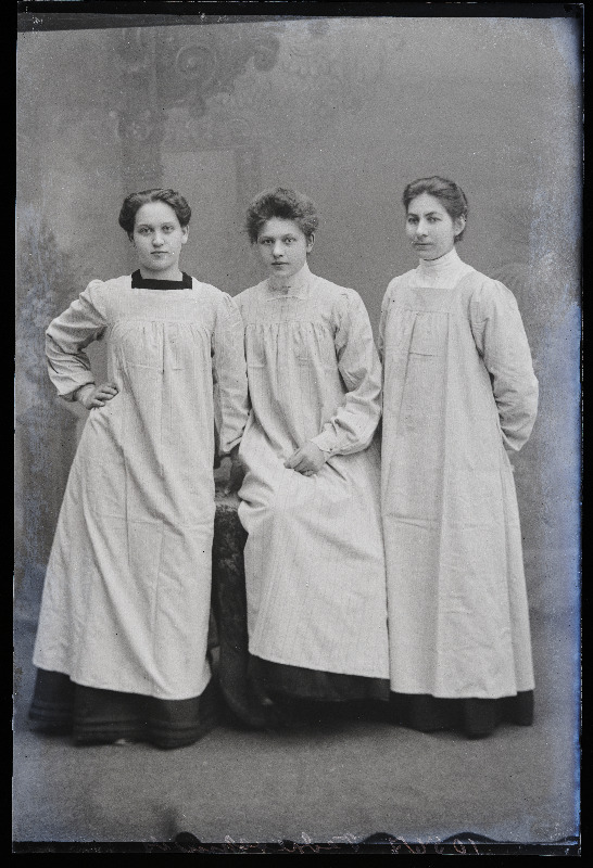 Grupp naisi, (foto tellija Tedreschmidt).