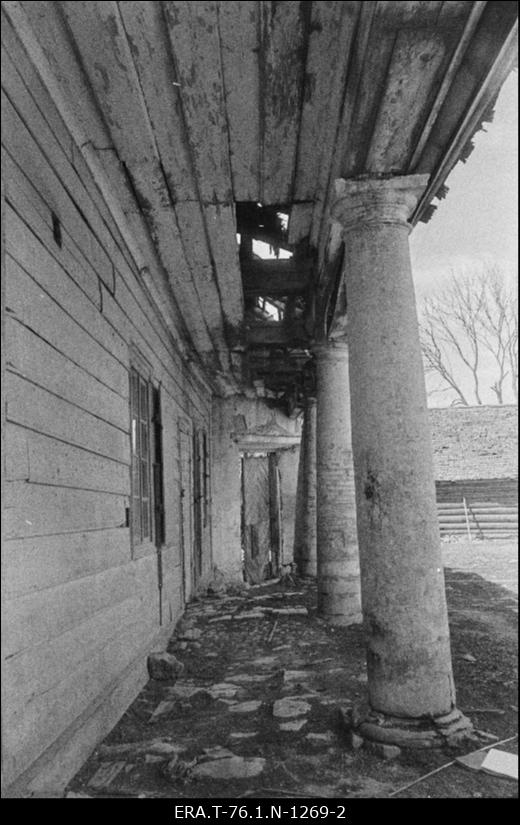 Koeru kõrts. Järva-Jaani tee poolne sammaskäik.