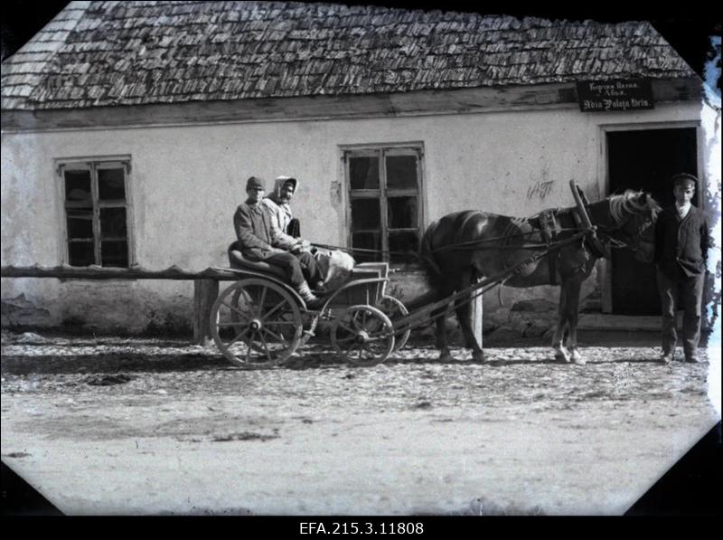 Hobuvanker Abja Paluoja kõrtsi ees.
