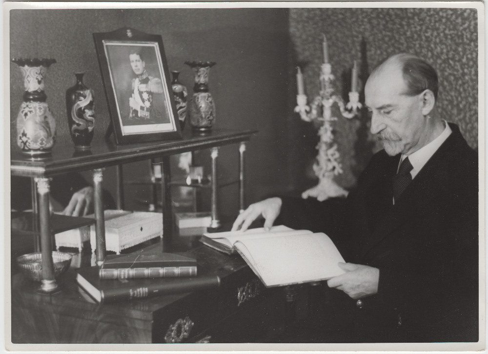 Jaan Tõnisson kabinetis.