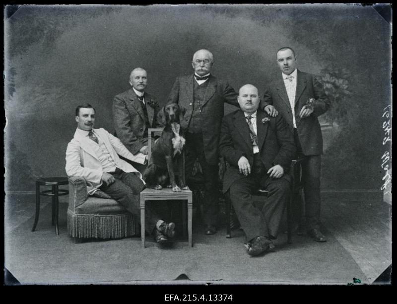 Grupp mehi ja koer, (foto tellija Wolt [Volt]).