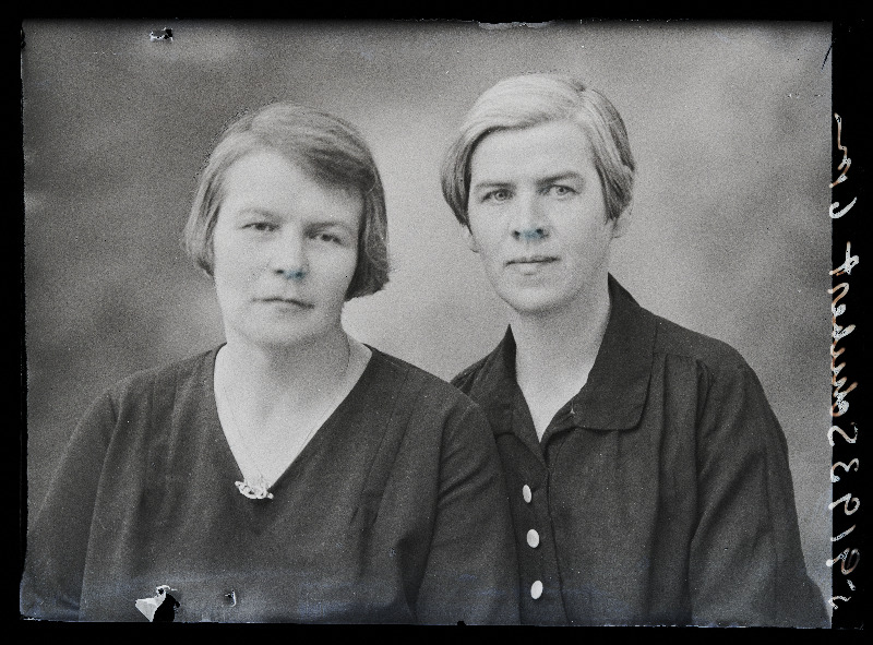 Kaks naist, (foto tellija Schubert).