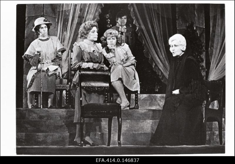 Stseen L. Pirandello näidendist Nii see just ongi ( nagu teile paistab) V. Kingissepa nim. TRA Draamateatris. Sinjoora Cini - Anne Paluver, Sinjoora Amalia - Salme Reek, Dina - Maria Klenskaja, Sinjoora Frola - Ita Ever.