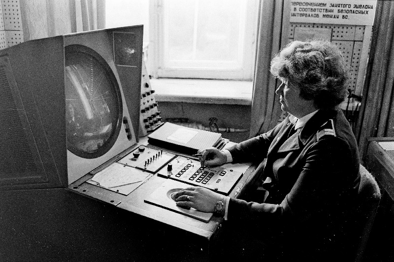 Tallinna lennujaama õhuliikluse juhtimise keskuse dispetšer Tamara Zajats raadiolokaatori taga.