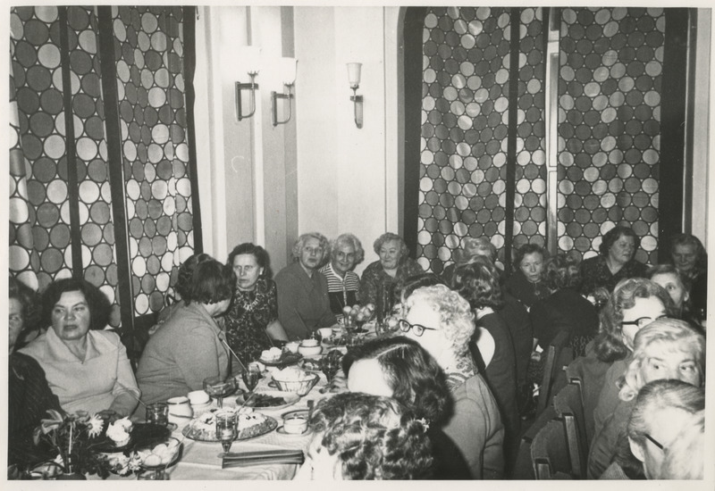 Tartu Tütarlaste Gümnaasiumi vilistlased kohvilauas.