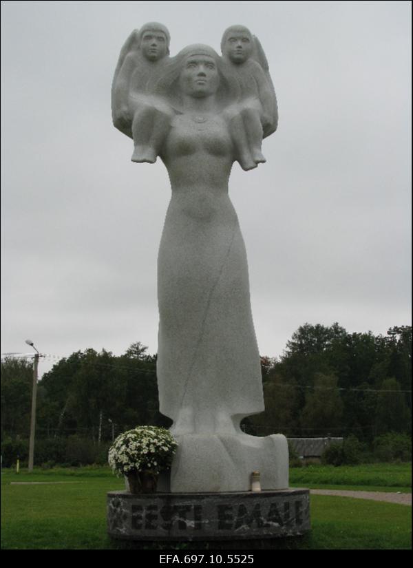 Monument Eesti emale.