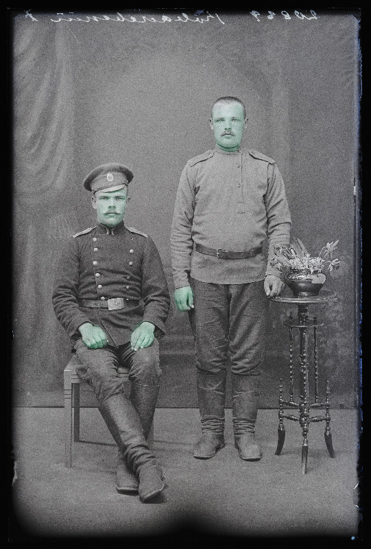 Kaks sõjaväelast, (foto tellija Kowalski [Kovalski]).