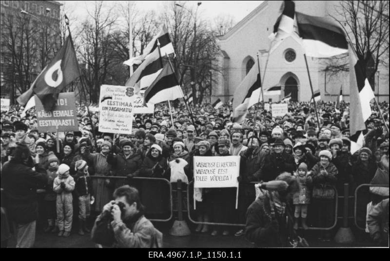 Rahvarinde korraldatud Eesti NSV Ülemnõukogu valimiste eelne miiting Vabaduse väljakul.
