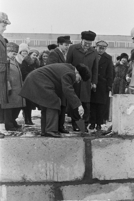 NSV Liidu Teaduste Akadeemia asepresident akadeemik V. Kotelnikov paneb nurgakivi Eesti NSV TA Keemia Instituudi uuele hoonele, kõrval seisab Eesti NSV Teaduste Akadeemia president K. Rebane.