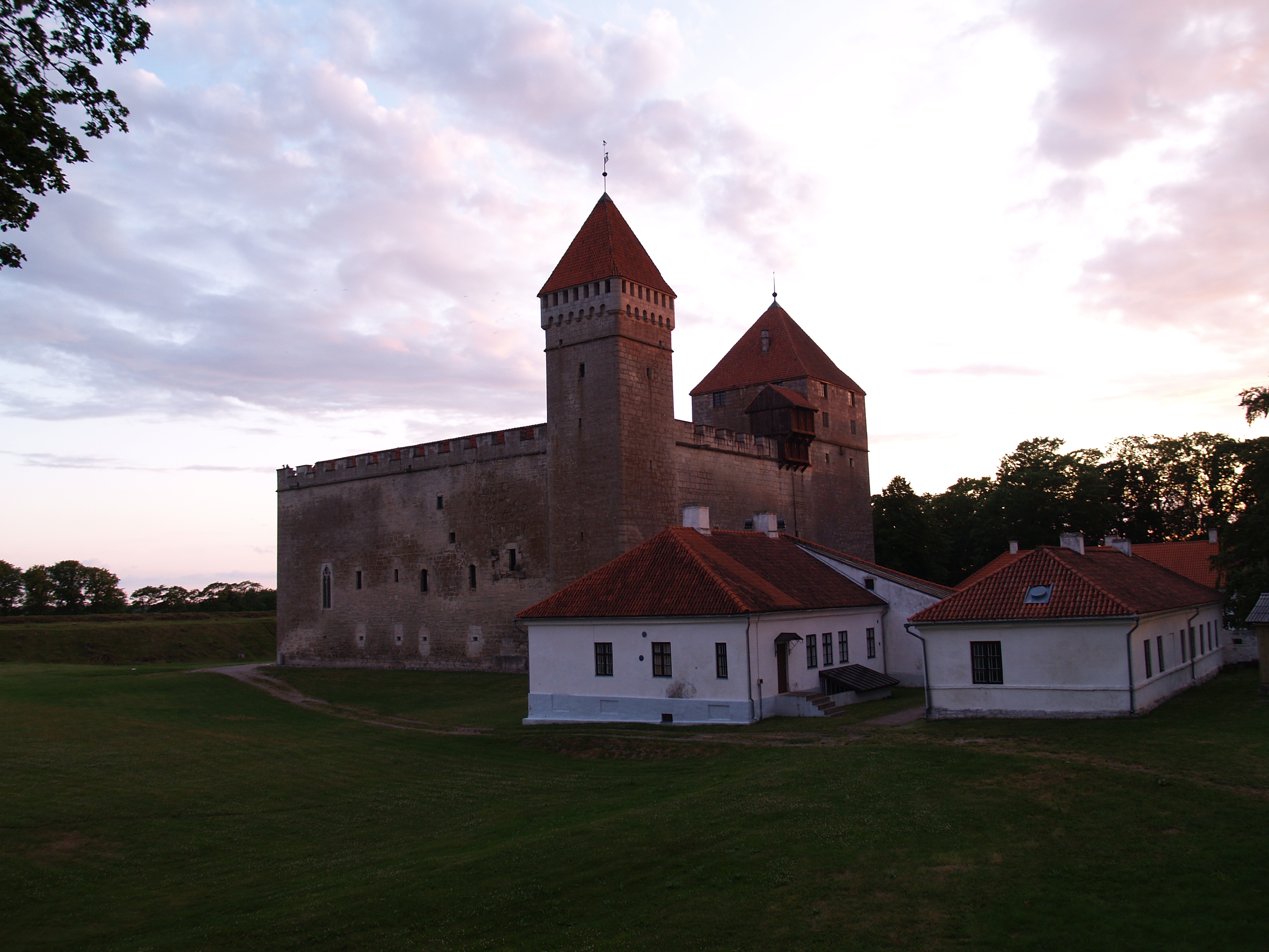 Kuressaare linnus küljelt - Kuressaare linnus