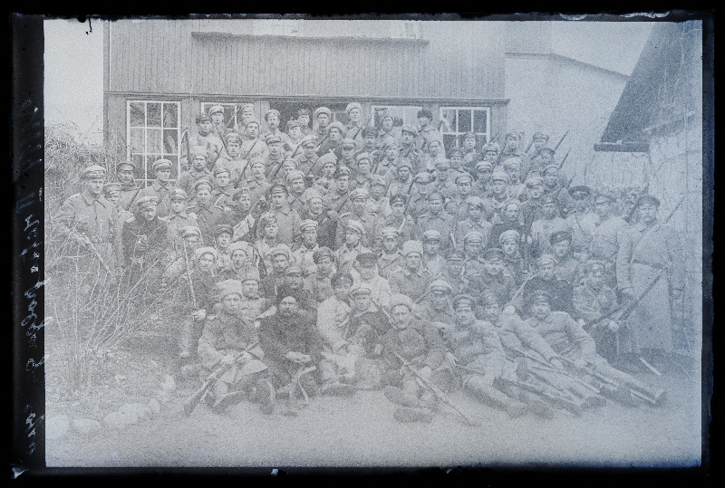 Vabadussõda. 2. Ratsapolgu 1. eskadroni isikkooseis. 3. reas keskel (vaatab kõrvale) eskadroniülem leitnant Robert Kull, tema vasakul käel eskadroni vanemohvitser alamleitnant Veikko Kokko, (09.10.1919 fotokoopia).