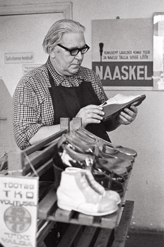 Teeninduskombinaadi "Valga" kauaaegne kingsepp August Kallas.