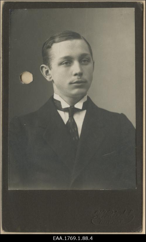 Üliõpilasseltsi "Liivika" liige, majandusteadlane Johannes Frants, portreefoto