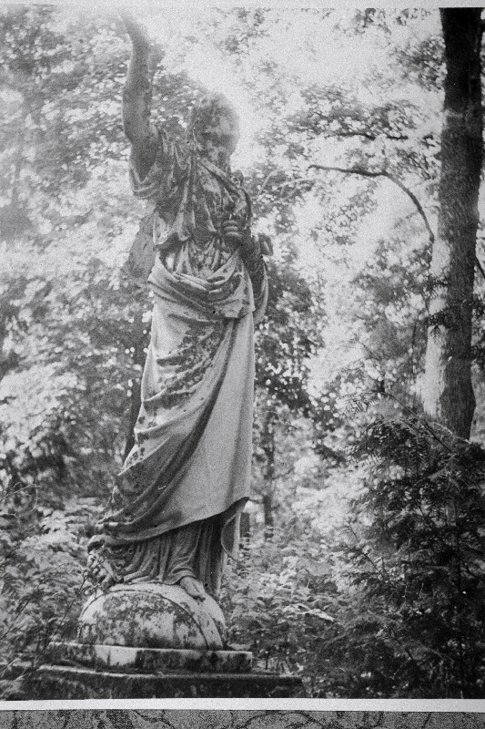 Skulptuur Jacob Dietrich Amende matmispaigas Alevi kalmistul.