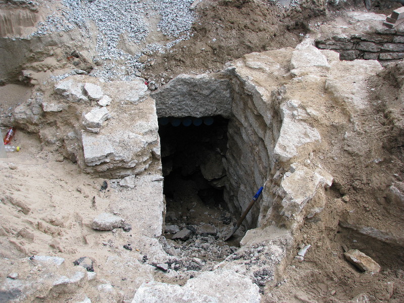 Arheoloogilised väljakaevamised Vabaduse väljakul. Keskaegse Harju 2. eelvärava idatorni trepid ja avad paesillutisega.