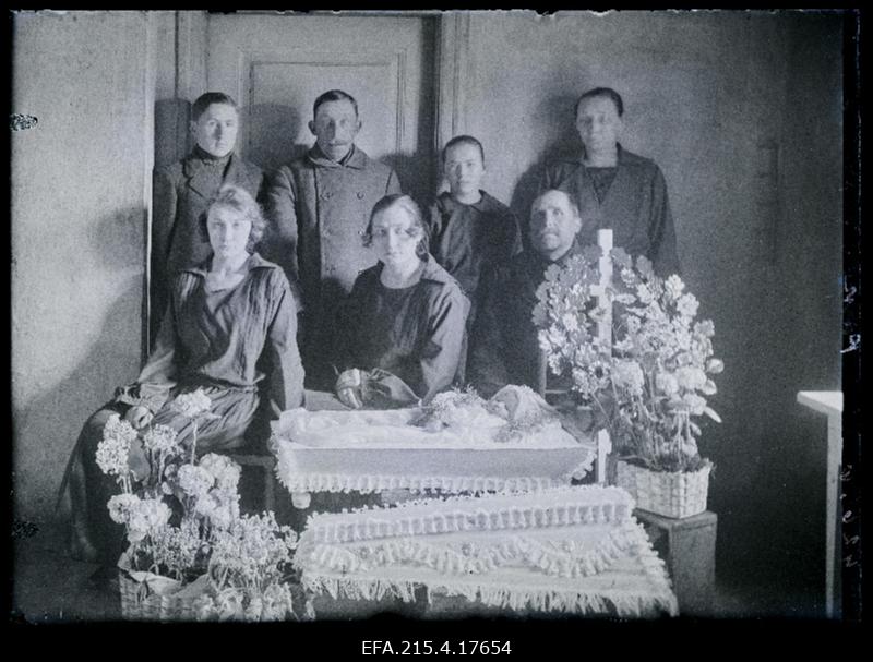 Leinajad lapse kirstu juures, (foto tellija Parm).