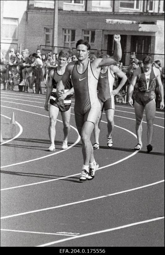 Kümnevõistleja Erki Nool pärast 100 m jooksu vendade Tislerite korraldatud võistlustel "Augustiõhtu kergejõustikuga" Haapsalu staadionil