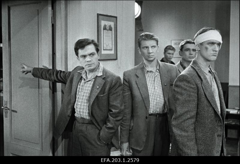 Kaader filmistuudio Tallinnfilm mängufilmist Vihmas ja päikeses, (vasakult) 1. Andrei - Jaanus Orgulas, 3. Raul - Rein Olmaru.