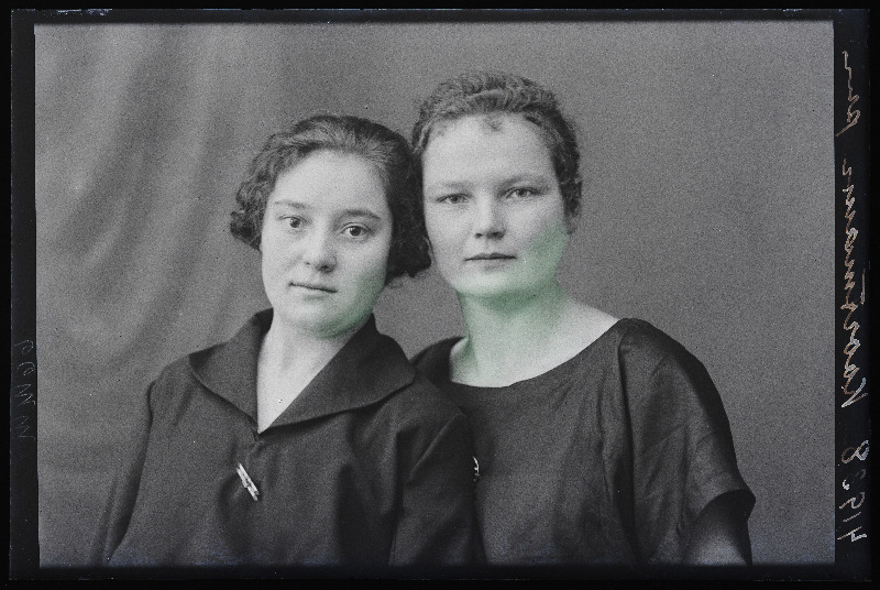 Kaks naist, (foto tellija Koortmann).