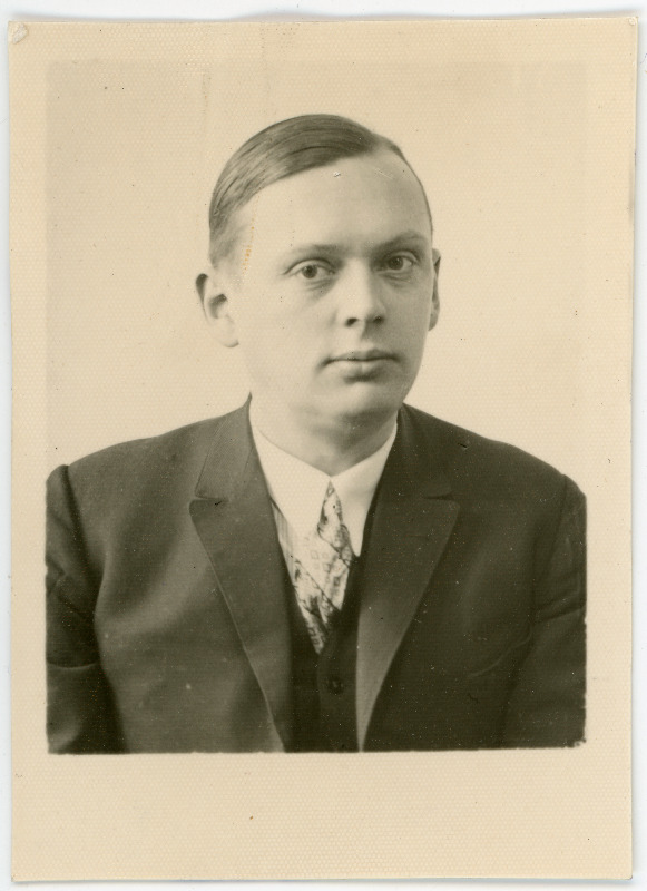 Dehn, Hans, sünd 1899. Portreefoto välispassi saamiseks esitatud avalduse juurde