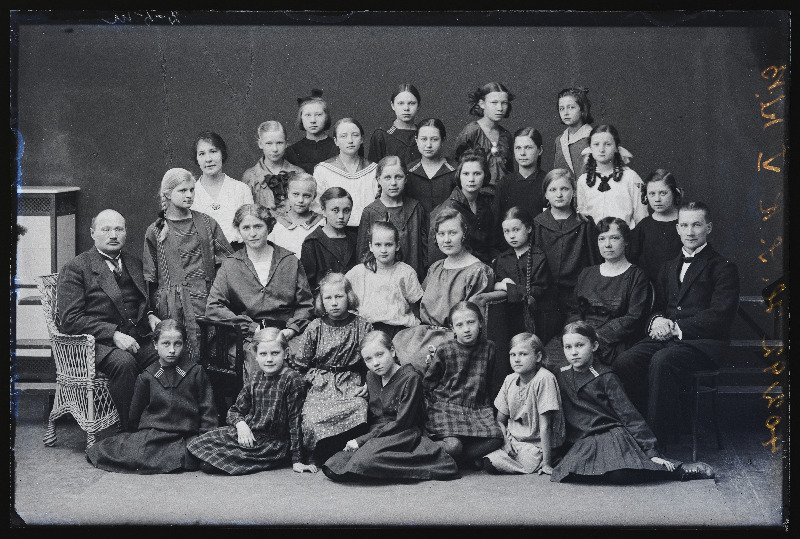 Viljandi Eesti Haridusseltsi Tütarlaste Gümnaasiumi V b klass.