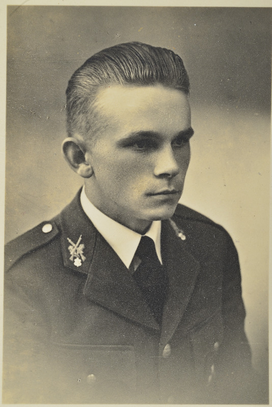 Sõjaväe Õppeasutiste Sõjakooli ohvitserideklasside jalaväeklassis õppiv lipnik Tõnu (Aleksander) Teder.