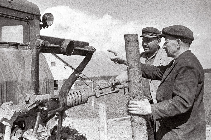 Pärnu rajooni Tori näidissovhoosi Taali osakonna zootehnik Evald Liitmäe ja traktorist Juhan Pärnsalu tarastavad karjakopleid.