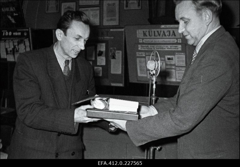 Vabariiklikul seinalehtede ülevaatusel J. Tombi nim Kultuurihoones.