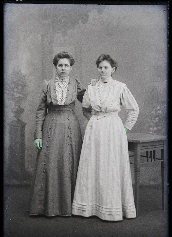Kaks naist, (foto tellija Org).
