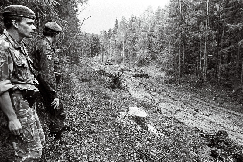 Eesti piirivalvurid Võmmorski piiripunkti lähistel.