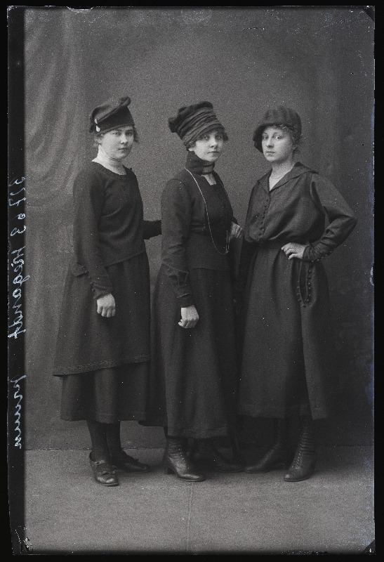 Grupp naisi, (foto tellija Wiegandt [Viigand]).