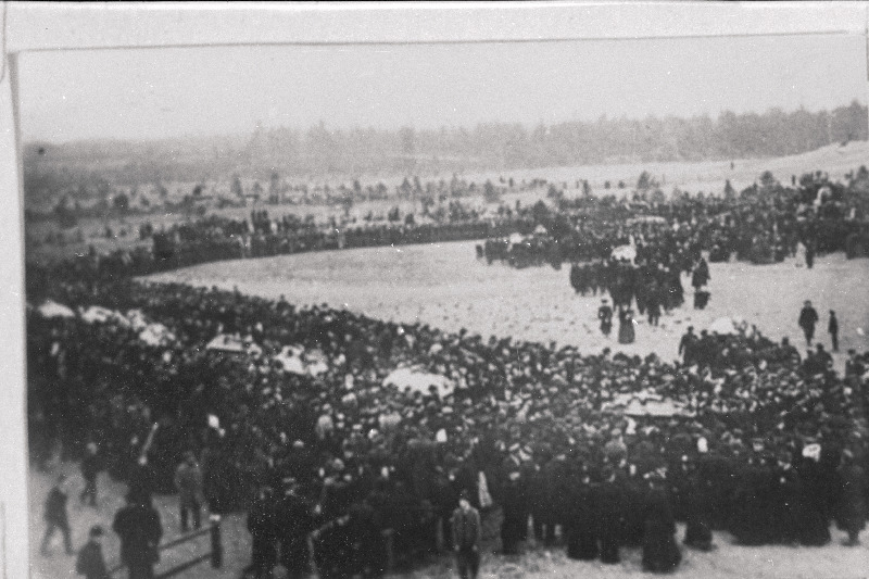 16. oktoobril 1905.a. Tallinnas Uuel turul toimunud veretöö ohvrite matuserong saabub Rahumäele.