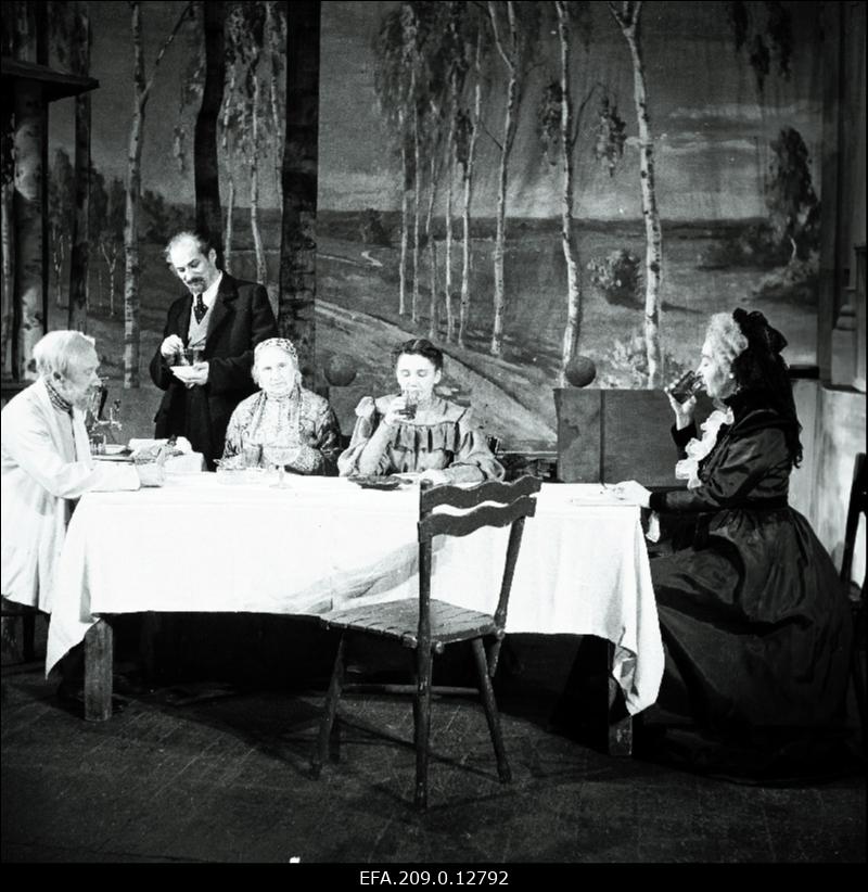 Stseen A.P. Tšehhovi näidendist Onu Vanja. Vasakult: töömees - Ants Jõgi, Astrov - Valdeko Ratassepp, Marina - Eesti NSV teeneline kunstitegelane Anna Tamm, Sofia Aleksandrovna - Ellen Liiger, Maria Voinitskaja - Linda Tubin.