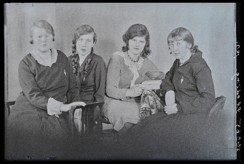 Grupp naisi, (foto tellija Jürgens).