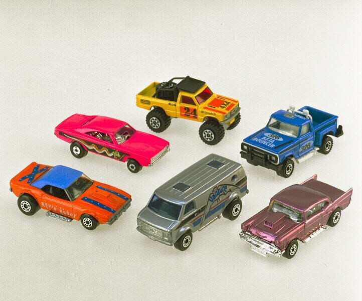 Matchbox Chery Van - Modelauto van het merk "Matchbox", modelnummer MB68e: bestelwagen (Chery Van), kleur: zilverkleurig met zwart/blauw/rode versiering "Vanpire".
