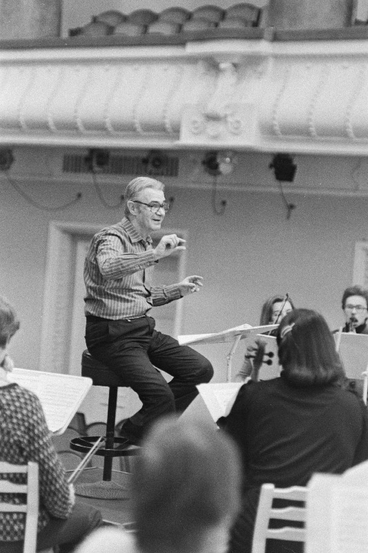 Vene NFSV rahvakunstnik, Moskva konservatooriumi professor Igor Bezrodnõi Tallinna Riikliku Konservatooriumi sümfooniaorkestri proovil.