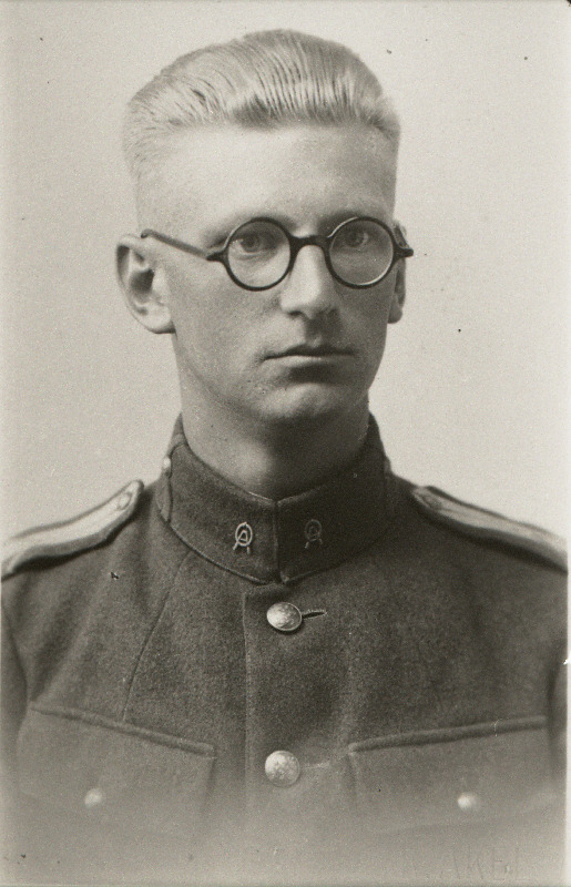 Kaitseväe Ühendatud Õppeasutuste Sõjakooli insneri aspirantide komando aspirant Otto Tief (Ott Rünk).