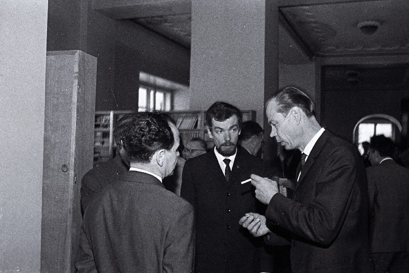 Eesti NSV MN Riikliku Kirjastuskomitee esimees L.Kaik (vasakult), Kunstnike Liidu juhatuse vastutav sekretär E.Põldroos ja esimees I.Torn Eesti NSV Kunstnike Liidu XIV kongressi vaheajal vestlemas.