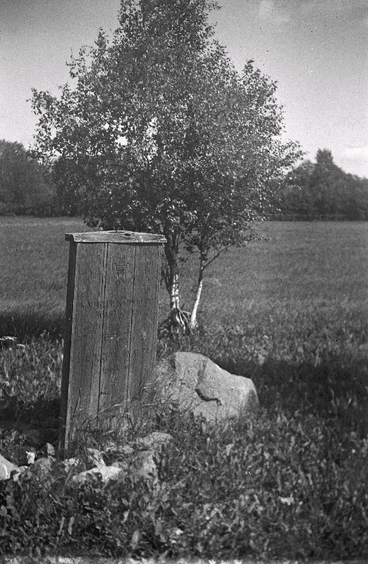 Kirjanik Fr. R. Kreutzwaldi sünnikohta tähistav mälestusmärk Kadrinas Jõepere mõisas.