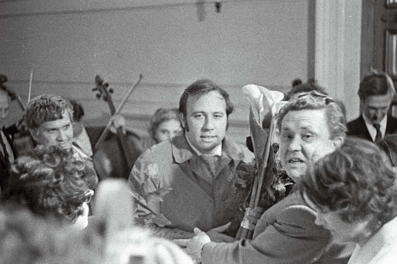 Eesti Riikliku Sümfooniaorkestri dirigendi Neeme Järvi vastuvõtt Tallinna lennuväljal.