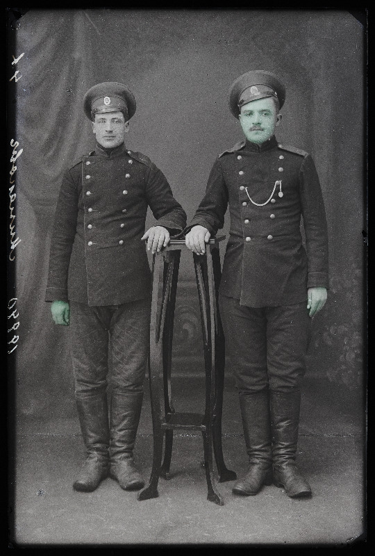 Kaks sõjaväelast, (foto tellija Minakoff [Minakov]).