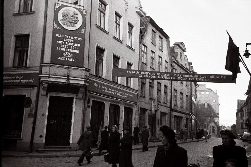 Piduehtes Pikk tänav Tallinnas Suure Sotsialistliku Oktoobrirevolutsiooni 38. aastapäeva eel.