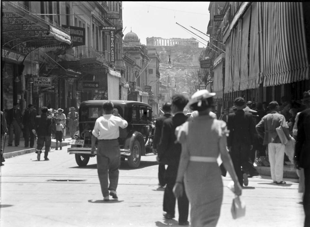 Athen: Odos Aiolou mit Blick auf Akropolis, Auto drauf -