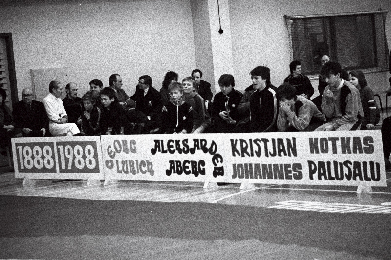 Klassikalise maadluse IX noortevõistluste pealtvaatajad.