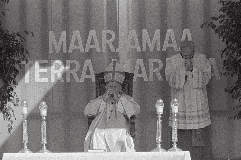 Paavst Johannes Paulus II (keskel) missal Raekoja platsil.
