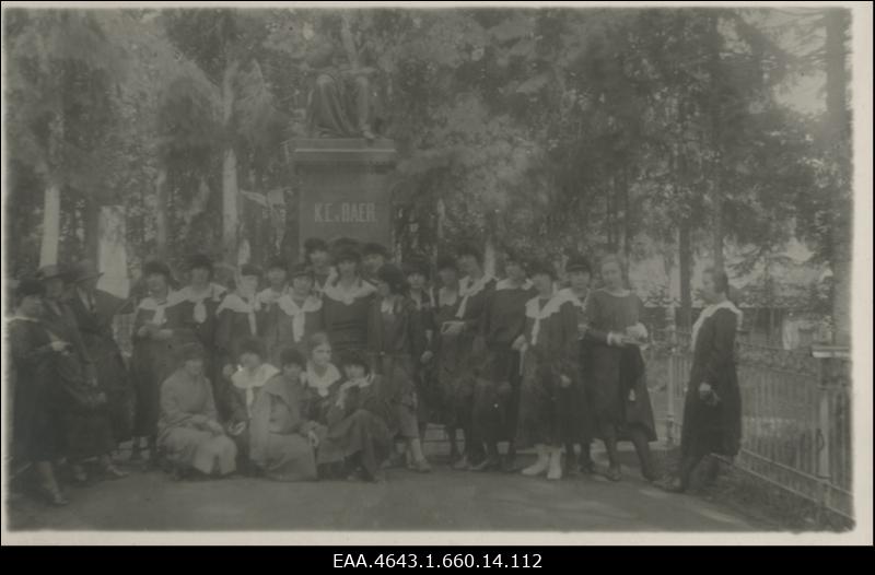 Pärnu linna tütarlastegümnaasiumi ekskursioonigrupp Karl Ernst von Baer'i monumendi juures, grupifoto