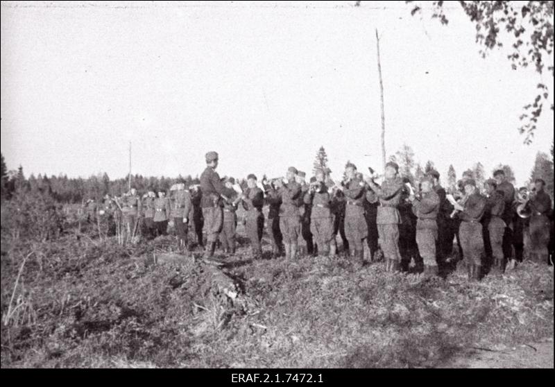 7. eesti laskurdiviisi koondorkester paraadil. Koondorkestrit juhatab A. Vahter.