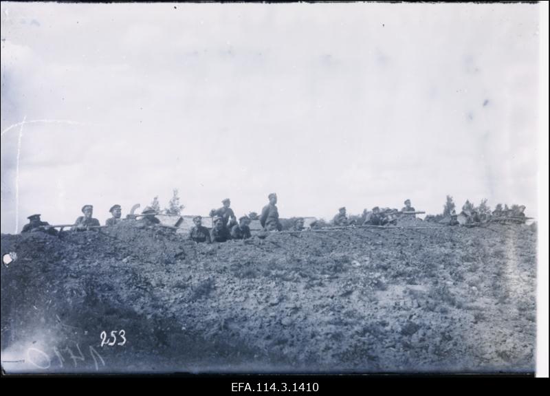 Vabadussõda. 6.Jalaväepolgu 1.roodu sõdurid kaevikus Molonetsi küla ees.