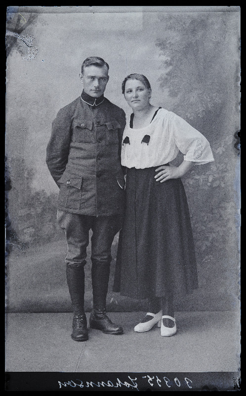 Sõjaväelane Johanson naisega.